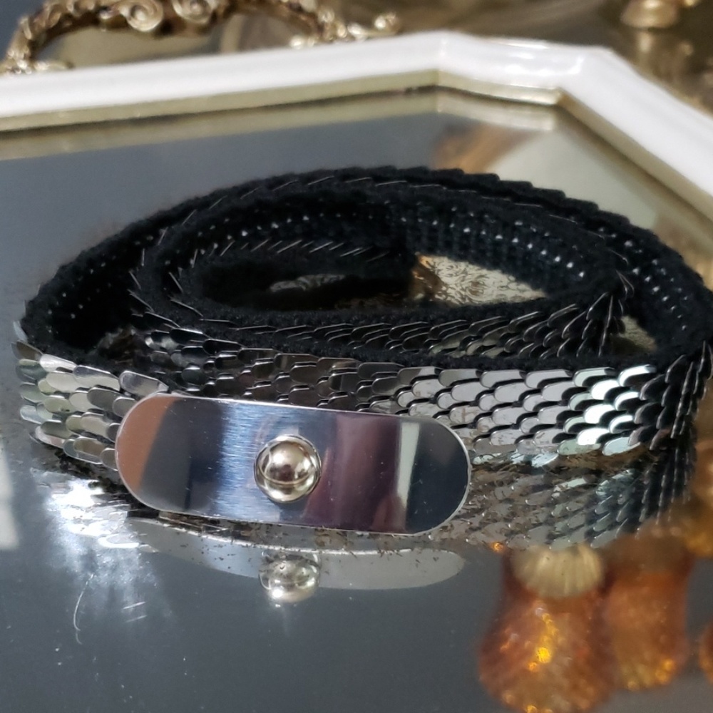 SILVER TONE METAL STRETCHABLE BELT.